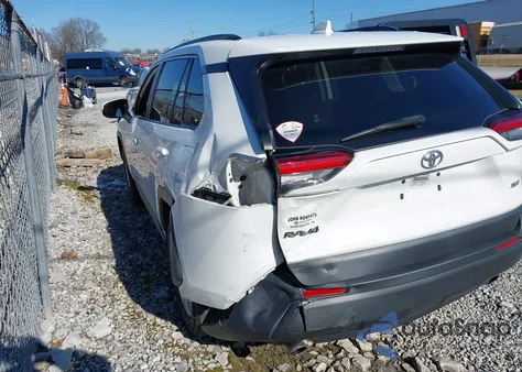 2019 Toyota Rav4 Xle z USA, uszkodzony, nr VIN JTMW1RFV5KD501573